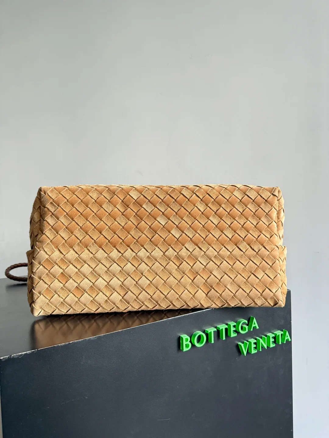 Batch 3760 Recently, the same style of bag that celebrities love is both high-end and practical. Michelle Yeoh, Kim Namjoon, Jing Boran, Tong Liya, Sun Qian, Wu Qianyu, Du Juan, Ma Yili and Bai Baihe are all carrying Bottega Veneta summer series Andiamo handbags. Andiamo has a simple structure and rounded lines. The whole piece is made of Nappa leather. It is comfortable, soft and dynamic. It adds interest to daily life and can be easily matched with various styles. Andiamo handbags are available in three sizes: small, medium and large. There are many colors to choose from, which can meet different needs. You can really carry it whether it is daily or attending events. Style number: 743575 Size: 45*22*34cm